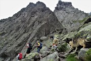 43 Chi scende...chi sale per pietraie con la Sfinge che guarda dall'alto
